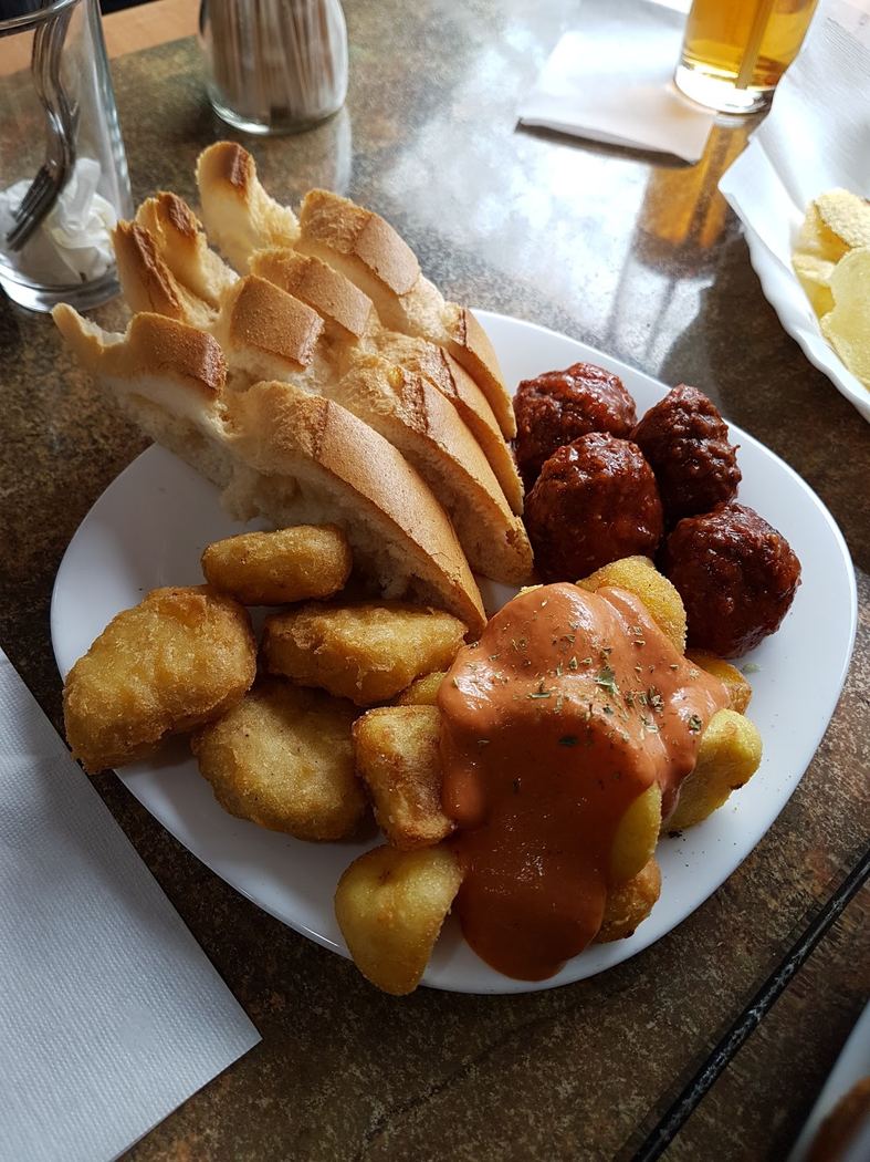 Albóndigas en salsa casera y nuggets de pollo con patatas fritas