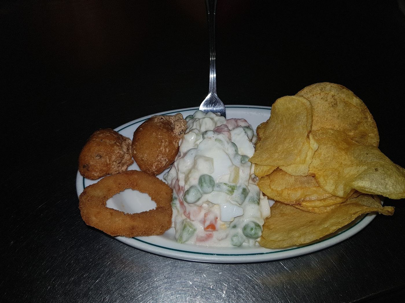 Ensaladilla rusa casera con buñuelos de bacalao y aros de cebolla